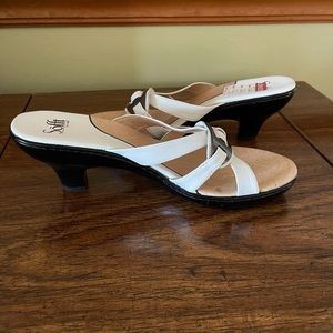 White Fedora small heel shoe